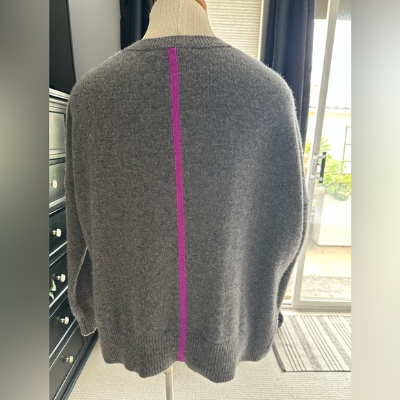 360 Cashmere Cozy Gray V-Neck Sweater, size large - Picture 4 of 14